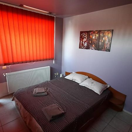 Spacious, Modern Condo In New Villa - Sleeps 6 Бухарест Экстерьер фото